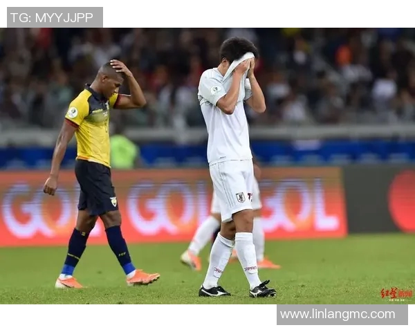 日本足球明星的奇葩表现引发热议网友调侃称其智障行为令人哭笑不得 日本足球明星的奇葩表现引发热议网友调侃称其智障行为令人哭笑不得