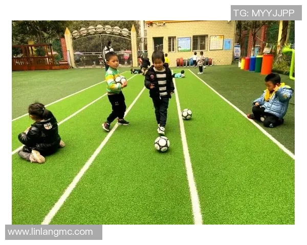 足球明星与孩子们共舞欢乐时光展现温馨瞬间与梦想交汇的美好画面